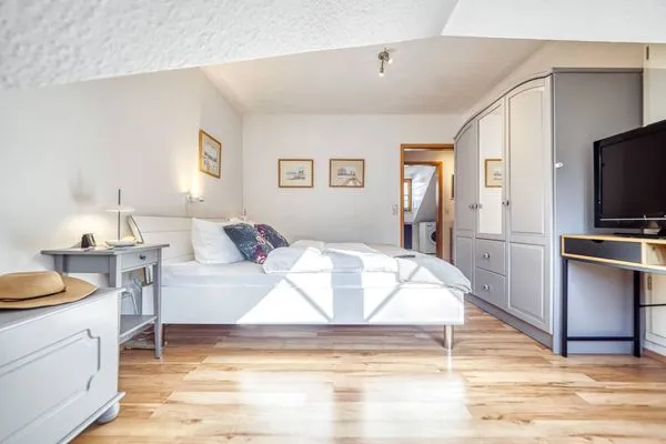 Schlafzimmer mit Doppelbett Ferienpark Freesenbruch Reihenhaus 7a - Otter