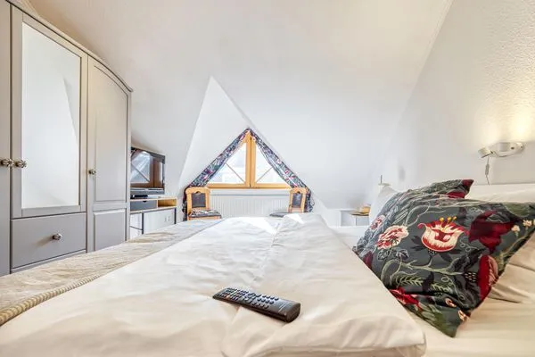 Schlafzimmer mit Doppelbett Ferienpark Freesenbruch Reihenhaus 7a - Otter