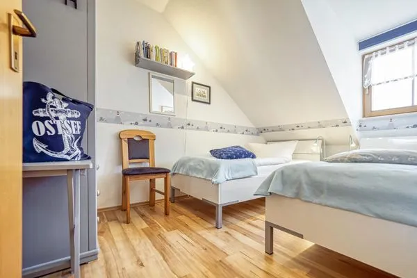 Schlafzimmer mit zwei Einzelbetten Ferienpark Freesenbruch Reihenhaus 7a - Otter