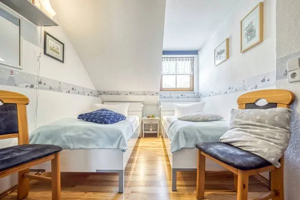 Schlafzimmer mit zwei Einzelbetten Ferienpark Freesenbruch Reihenhaus 7a - Otter