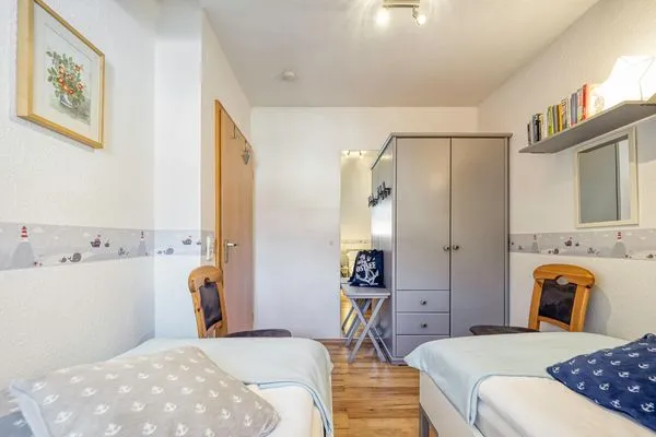 Schlafzimmer mit zwei Einzelbetten Ferienpark Freesenbruch Reihenhaus 7a - Otter