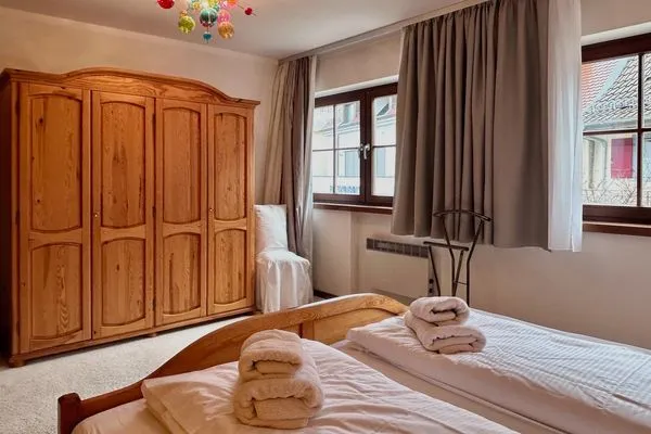  Ferienwohnung Im Seepalais Langenargen - Schlafzimmer 2 - Doppelbett