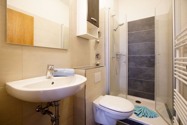  Haus Derk Juist - Wohnung 5 Borkum - Badezimmer mit WC, Waschbecken und Dusche