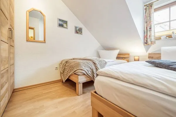Schlafzimmer mit zwei Einzelbetten Ferienpark Freesenbruch Reihenhaus 6a - Möwe