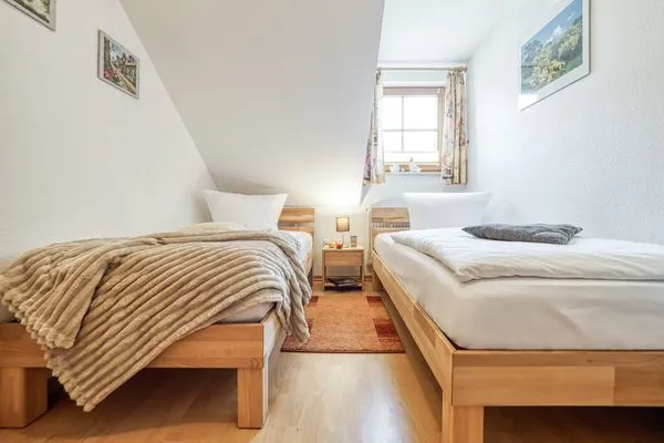 Schlafzimmer mit zwei Einzelbetten Ferienpark Freesenbruch Reihenhaus 6a - Möwe