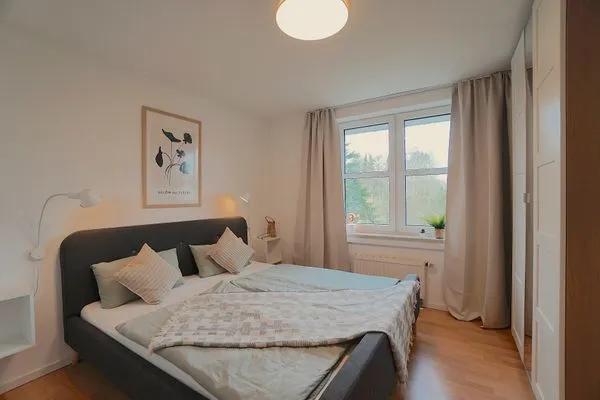 Schlafzimmer  Helle und moderne Ferienwohnung 'Südstrand Apartment' mit Balkon, direkt an der Ostsee