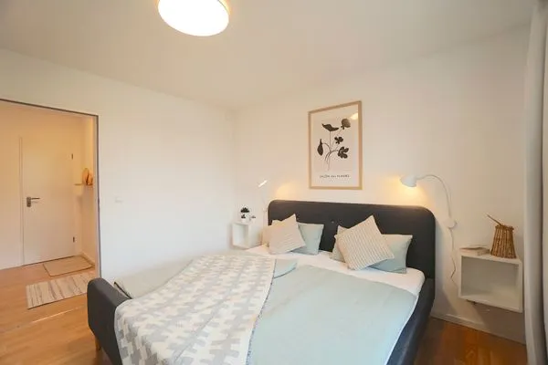 Schlafzimmer  Helle und moderne Ferienwohnung 'Südstrand Apartment' mit Balkon, direkt an der Ostsee