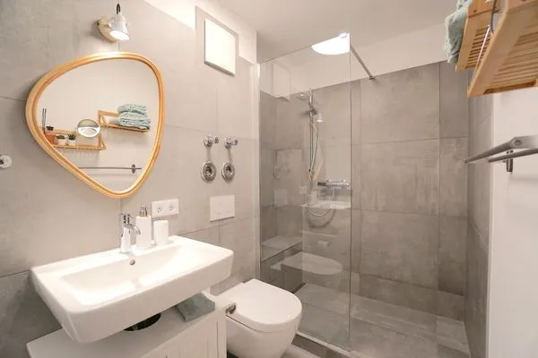 Badezimmer  Helle und moderne Ferienwohnung 'Südstrand Apartment' mit Balkon, direkt an der Ostsee