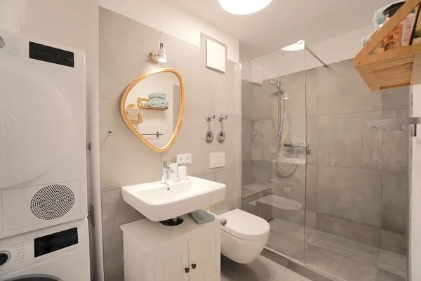 Badezimmer  Helle und moderne Ferienwohnung 'Südstrand Apartment' mit Balkon, direkt an der Ostsee