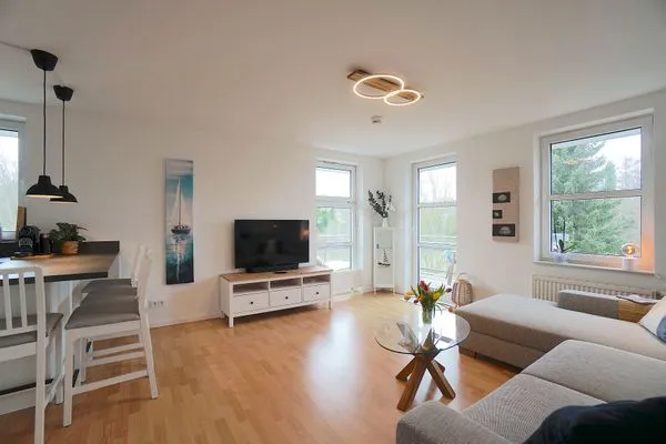 Wohnzimmer  Helle und moderne Ferienwohnung 'Südstrand Apartment' mit Balkon, direkt an der Ostsee