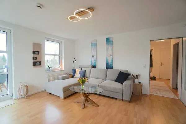 Wohnzimmer  Helle und moderne Ferienwohnung 'Südstrand Apartment' mit Balkon, direkt an der Ostsee