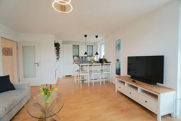 Wohnzimmer  Helle und moderne Ferienwohnung 'Südstrand Apartment' mit Balkon, direkt an der Ostsee