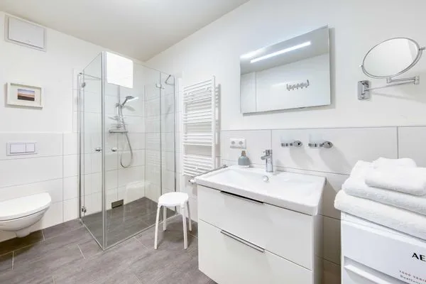 Ferienwohnung Wohlfühloase Hafenresidenz Waren (Müritz) - Badezimmer mit Glas-Dusche  Wohlfühloase