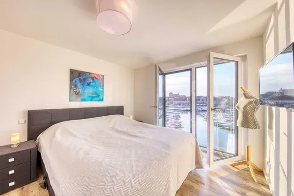 Ferienwohnung Wohlfühloase Hafenresidenz Waren (Müritz) - Schlafzimmer mit Hafenblick  Wohlfühloase