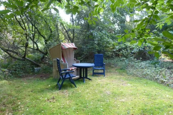 Strandkor im Garten zur Ferienwohnung Anne in Nebel auf Amrum Haus Troeltsch Ferienwohnung *Anne*