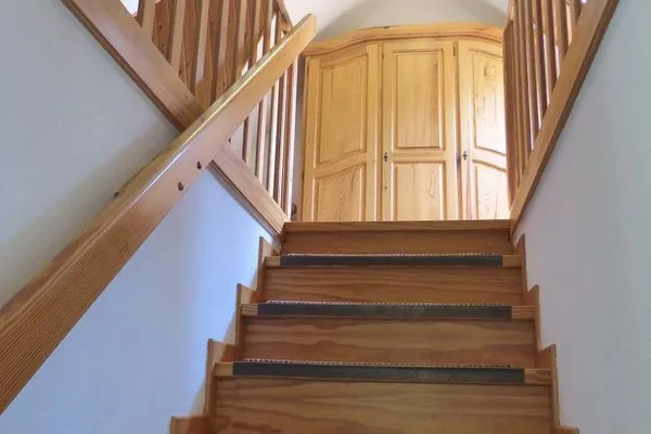 Offene Treppe zum Schlafzimmer in der Ferienwohnung Anne in Nebel auf Amrum Haus Troeltsch Ferienwohnung *Anne*