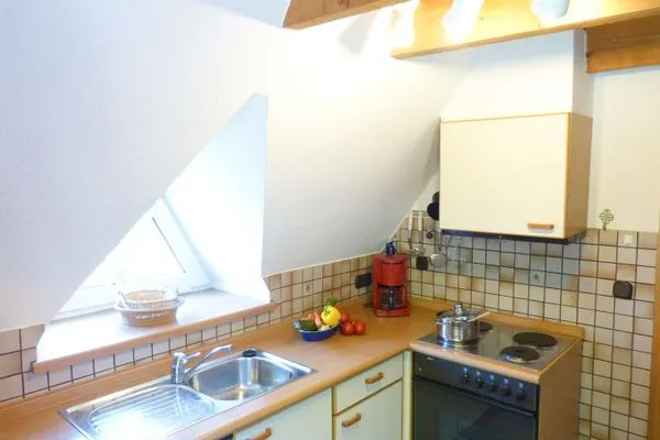 Küche mit Fenster in der Ferienwohnung Anne in Nebel auf Amrum Haus Troeltsch Ferienwohnung *Anne*