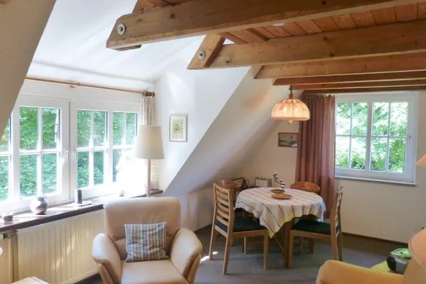 Sessel und Esstisch in der Ferienwohnung Anne in Nebel auf Amrum Haus Troeltsch Ferienwohnung *Anne*