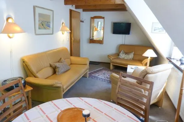 Sofa am Fenster in der Ferienwohnung Anne in Nebel auf Amrum Haus Troeltsch Ferienwohnung *Anne*