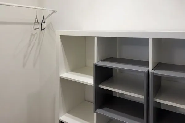 Begehbarer Kleiderschrank im Schlafzimmer der Ferienwohnung Agnes im Haus Diana in Wittdün auf Amrum Haus Diana Ferienwohnung „Agnes"