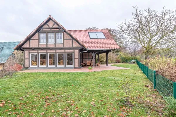 Ferienhaus Havelquelle Blick in den Garten und auf das Haus  Havelquelle