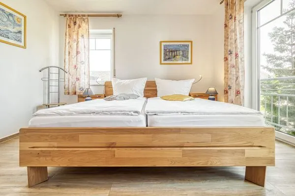 Schlafzimmer mit Doppelbett Parkresidenz am Hafen Wohnung HF 14