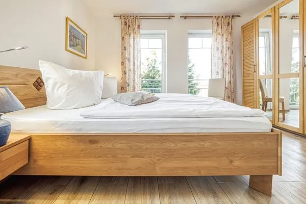 Schlafzimmer mit Doppelbett Parkresidenz am Hafen Wohnung HF 14