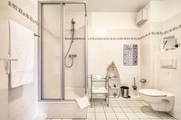 Badezimmer mit Dusche Parkresidenz am Hafen Wohnung HF 14