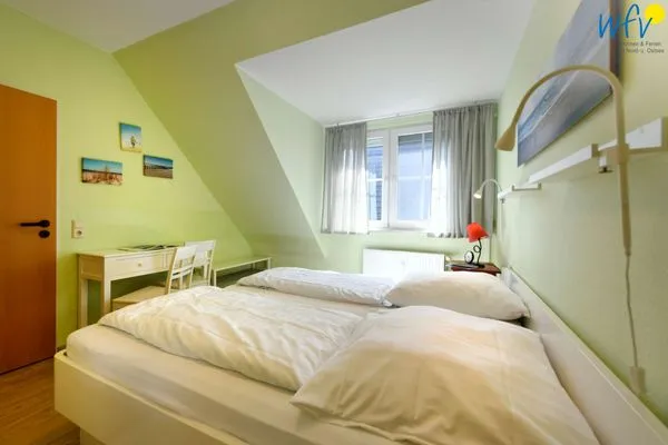 Schlafzimmer Haus Dünenrose Ferienwohnung Inselnest