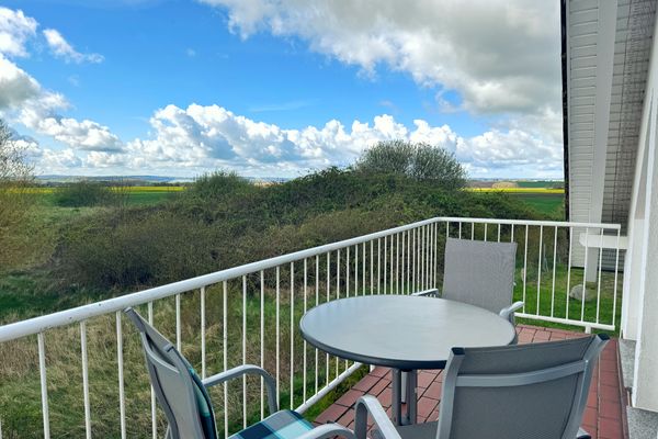 mit Blick über die Landschaft auf den entfernten Bodden