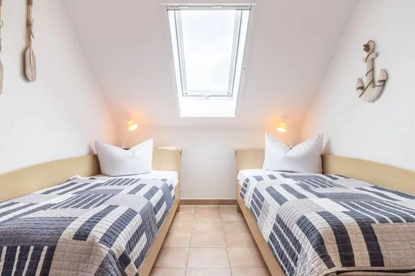 Schlafzimmer mit zwei Einzelbetten Residenz am Strand Wohnung 5-73