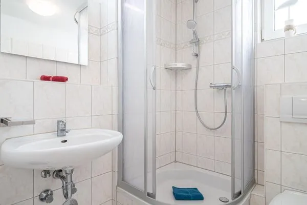 Badezimmer mit Dusche Residenz am Strand Wohnung 5-73
