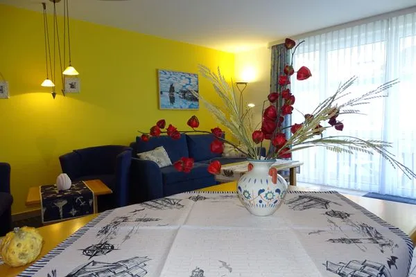 Esstisch mit Deko Residenz am Strand Bernsteinglück -  Wohnung 1-09