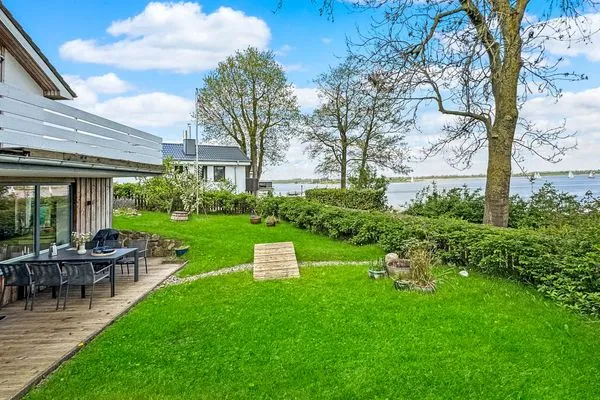 Garten  Traumhaftes Ferienhaus für bis zu 6. Personen mit Blick und Zugang zur Schlei