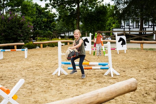 Haus am Spielplatz Strauß Schmallenberg - Steckenpferdspringplatz Biohof Köhne