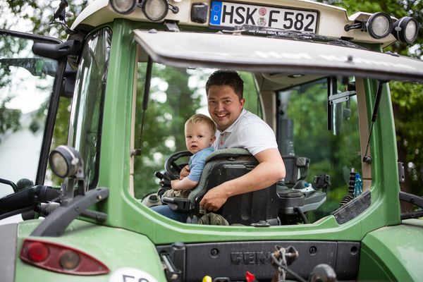 Haus im Glück Haus im Glück rechts Schmallenberg - Traktor fahren auf dem Urlaubshof Köhne
