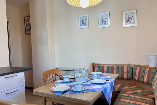  Ferienwohnung Uschis Sommergarten Seenahes Allgäu - Küche mit Essbereich