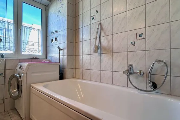  Ferienwohnung Uschis Sommergarten Seenahes Allgäu - Badezimmer 1 mit Badewanne