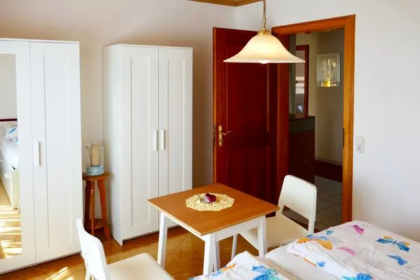  Ferienwohnung Uschis Sommergarten Seenahes Allgäu - Schlafzimmer 1