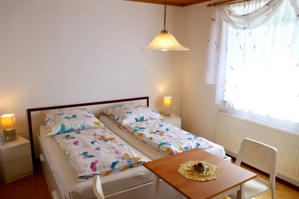  Ferienwohnung Uschis Sommergarten Seenahes Allgäu - Schlafzimmer 1