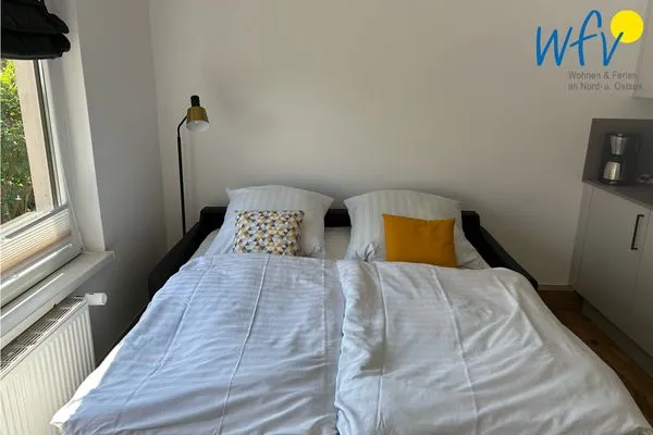 Wohnzimmer mit ausgeklapptem Schlafsofa Haus Rinelde Ferienwohnung "Deck 1"