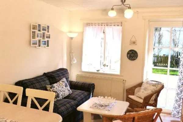 Essplatz und Sofa in der Ferienwohnung Fiiwfut in Süddorf auf Amrum Hüs Sanskiin Ferienwohnung *Fiiwfut*