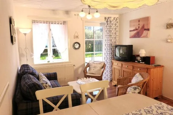 Essplatz und Wohnzimmer in der Ferienwohnung Fiiwfut in Süddorf auf Amrum Hüs Sanskiin Ferienwohnung *Fiiwfut*
