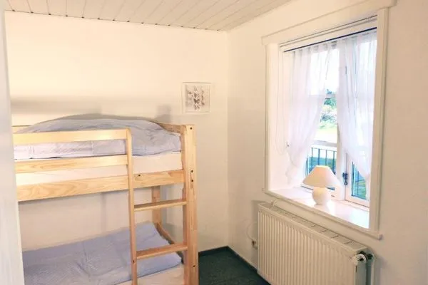Schlafzimmer mit Hochbetten in der Ferienwohnung Fiiwfut in Süddorf auf Amrum Hüs Sanskiin Ferienwohnung *Fiiwfut*