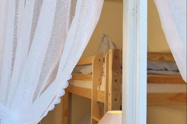 Blick in das Schlafzimmer der Ferienwohnung Fiiwfut in Süddorf auf Amrum Hüs Sanskiin Ferienwohnung *Fiiwfut*