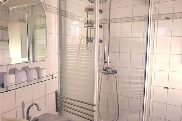 Duschbad in der Ferienwohnung Fiiwfut in Süddorf auf Amrum Hüs Sanskiin Ferienwohnung *Fiiwfut*
