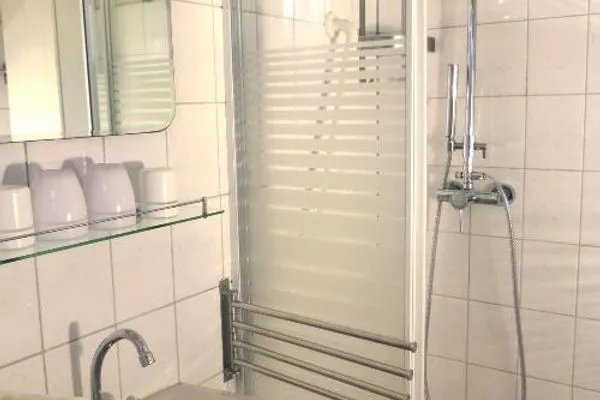 Badezimmer in der Ferienwohnung Fiiwfut in Süddorf auf Amrum Hüs Sanskiin Ferienwohnung *Fiiwfut*