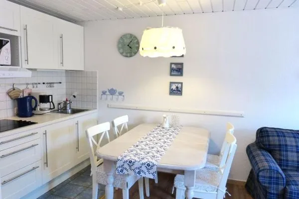 Eßtisch in der Ferienwohnung Fiiwfut in Süddorf auf Amrum Hüs Sanskiin Ferienwohnung *Fiiwfut*