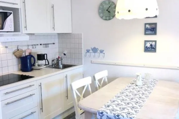 Küche und Esstisch in der Ferienwohnung Fiiwfut in Süddorf auf Amrum Hüs Sanskiin Ferienwohnung *Fiiwfut*