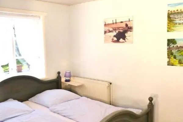 Schlafzimmer mit Doppelbett in der Ferienwohnung Fiiwfut in Süddorf auf Amrum Hüs Sanskiin Ferienwohnung *Fiiwfut*